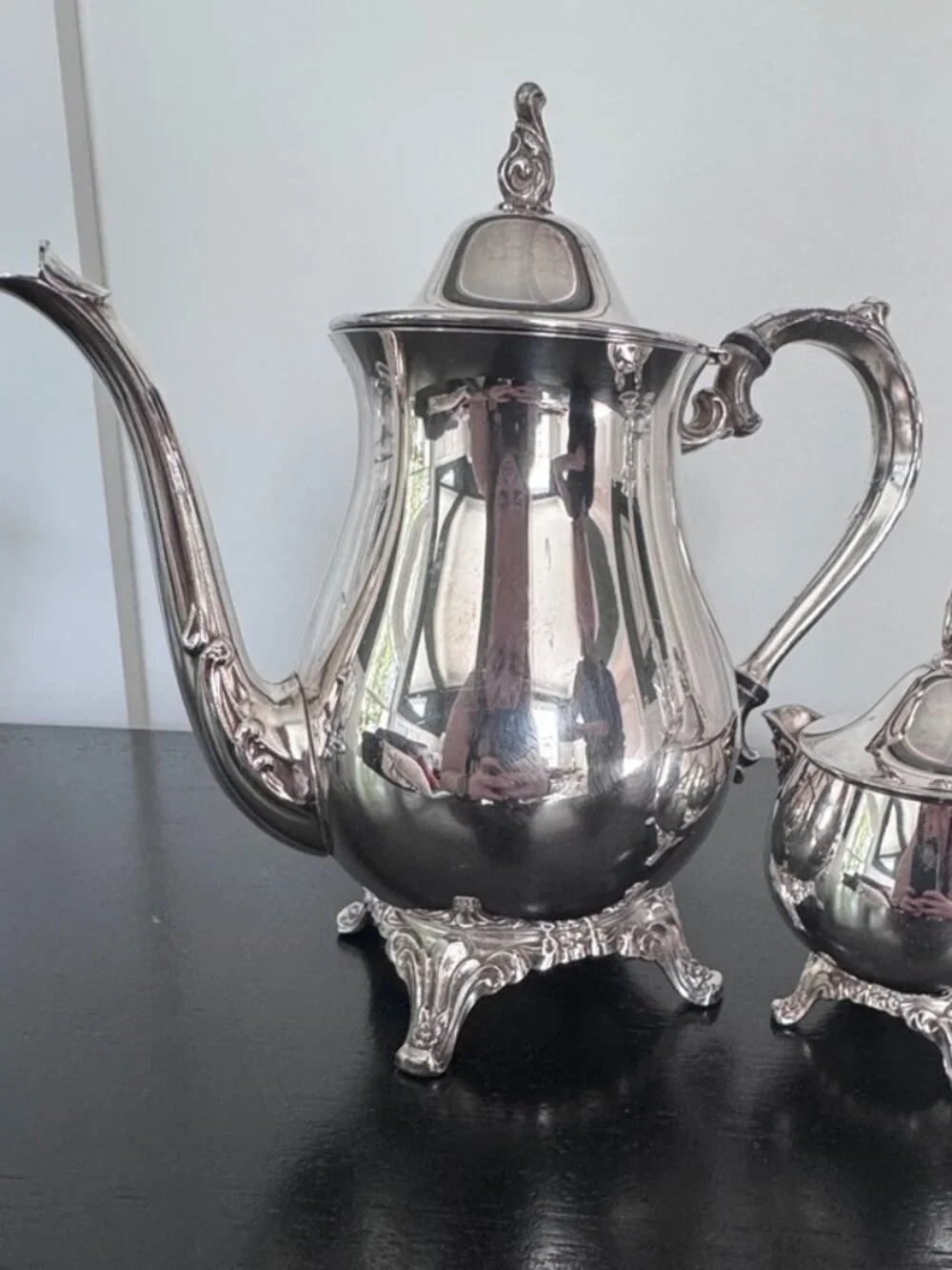 Oneida USA Vintage Silver-Plated Tea/Coffee Pot and Lidded Sugar Bowl - Picture 3 of 5